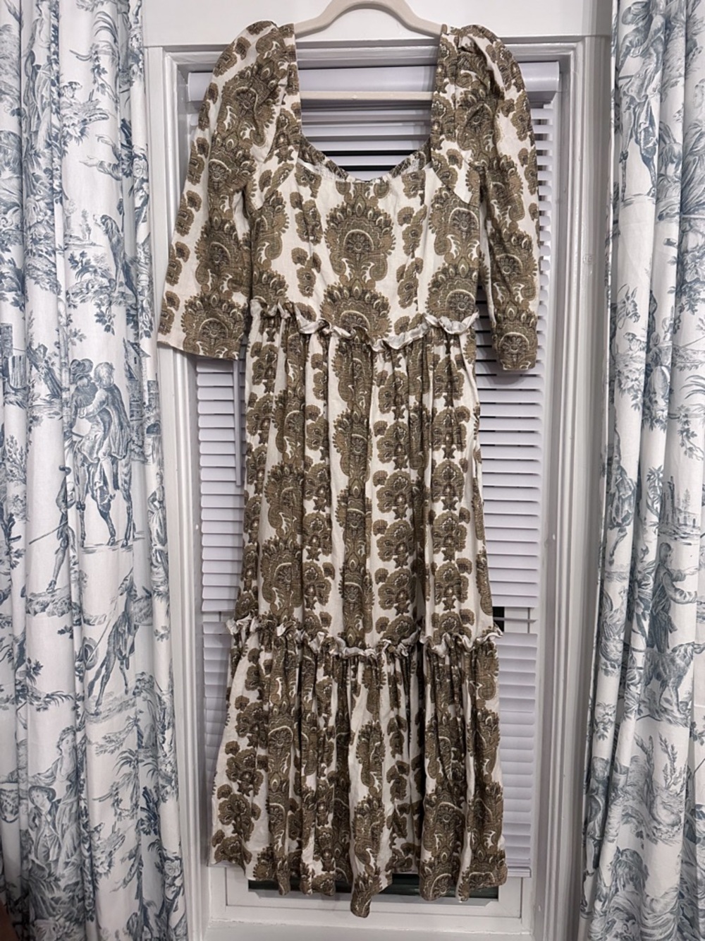Cara Cara Size 4 Medallion Dress
